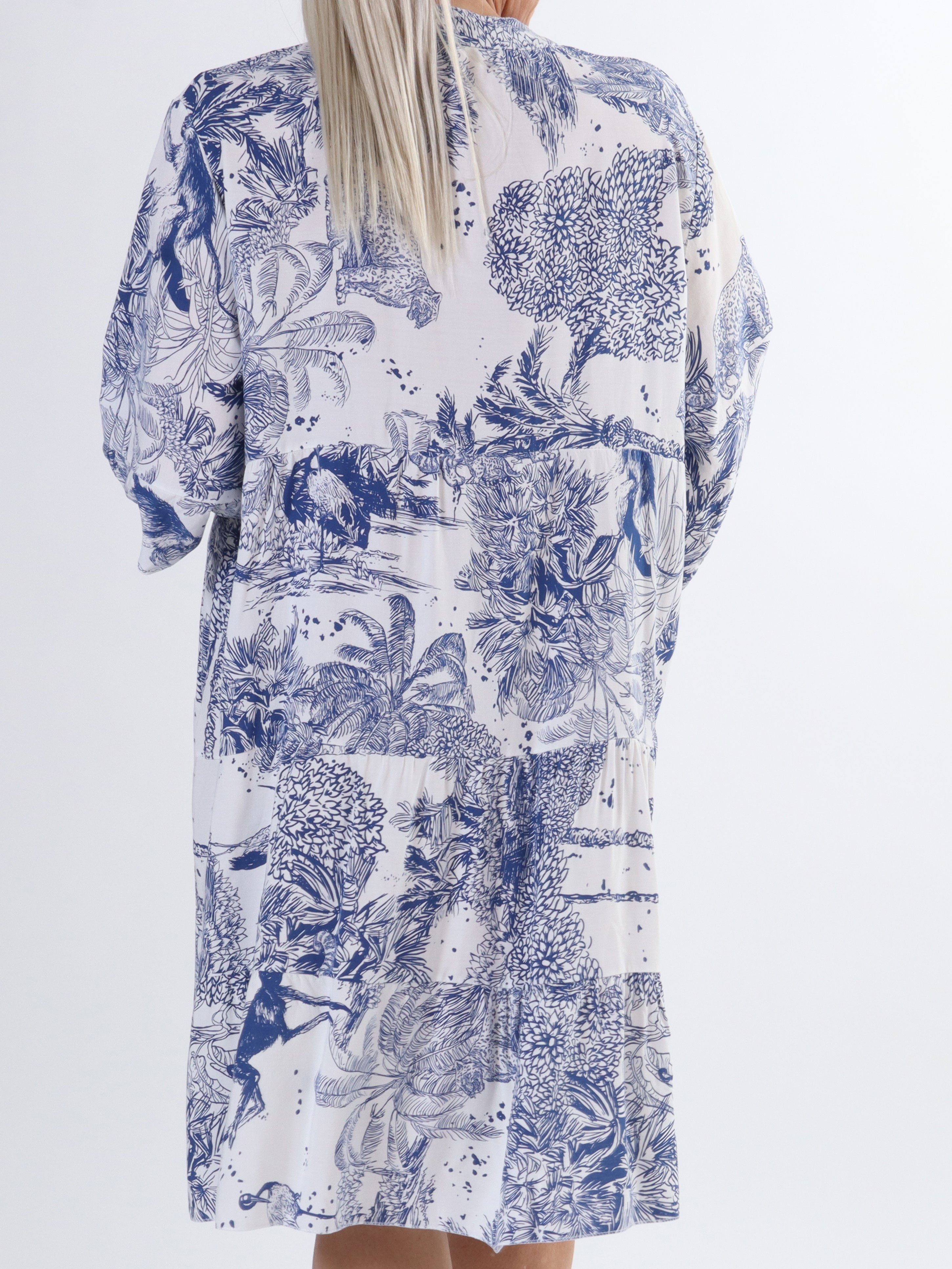 Abbie - Söt klänning i plus size med djungelmotiv